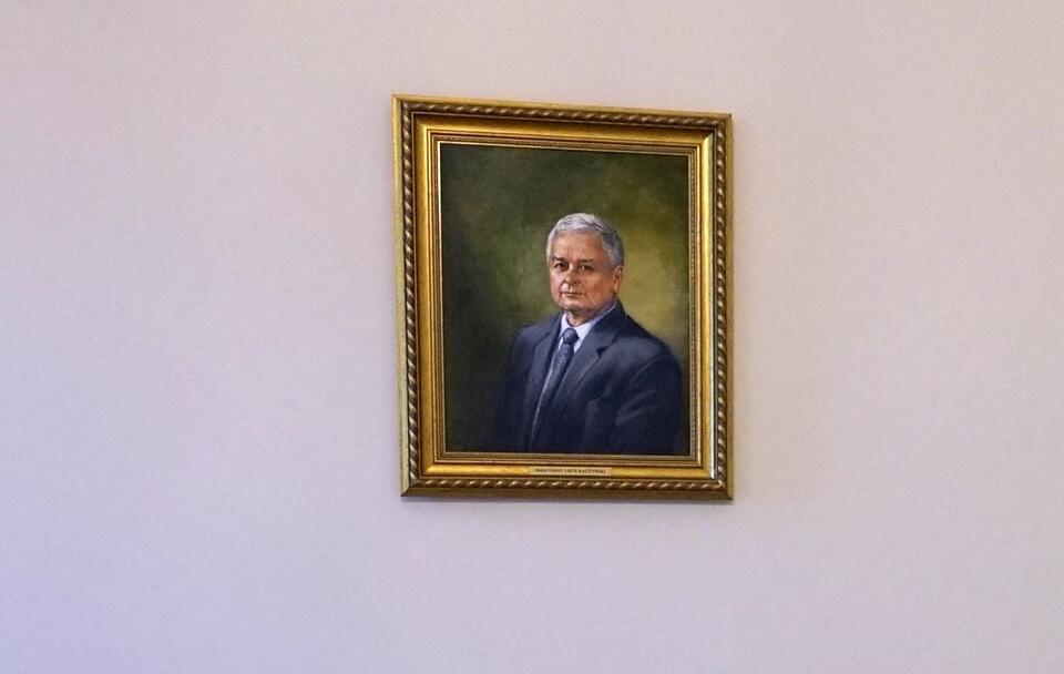 Orędzie na tle portretu Lecha Kaczyńskiego. 