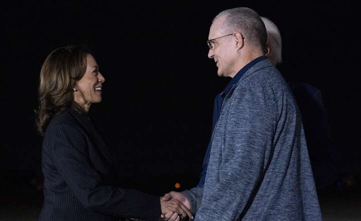Wiceprezydent Kamala Harris i prezydent Joe Biden witają jednego z uwolnionych więźniów / autor: PAP/EPA/Ken Cedeno/POOL