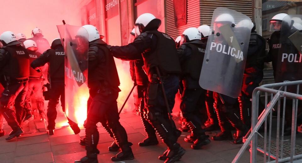 Interwencja policji podczas Marszu Niepodległości / autor: PAP/Tomasz Gzell