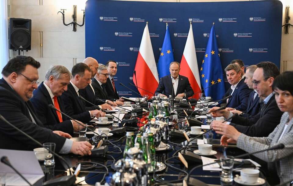 Tusk "obudził się" ws. ewakuacji! Pilna narada w MSZ