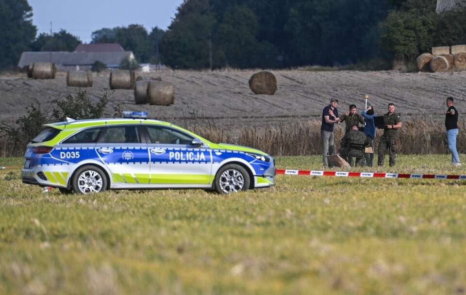 Służby w miejscu upadku rosyjskiego drona w miejscowości Wohyń / autor: PAP/Wojtek Jargiło