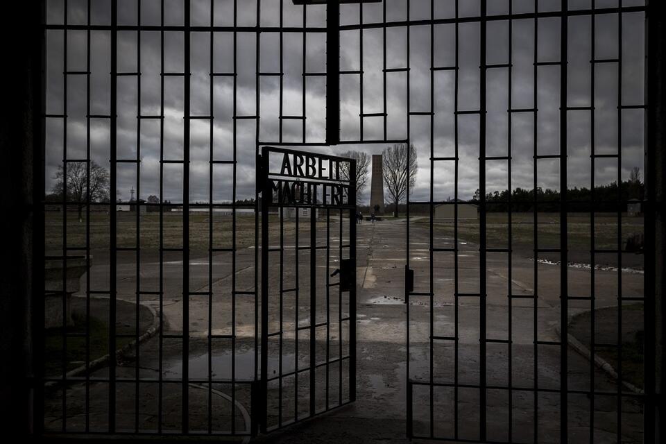 Brama b. niemieckiego obozu koncentracyjnego w Sachsenhausen / autor: wikimedia commons/Travelinho/CC BY-SA 4.0