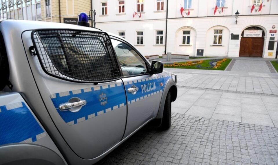 Patrol policji przed I Liceum Ogólnokształcącym w Rzeszowie / autor: PAP/Darek Delmanowicz