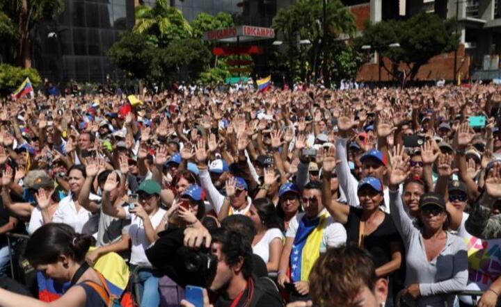 Tłumy protestują w Caracas / autor: PAP/EPA/Miguel Gutiérrez