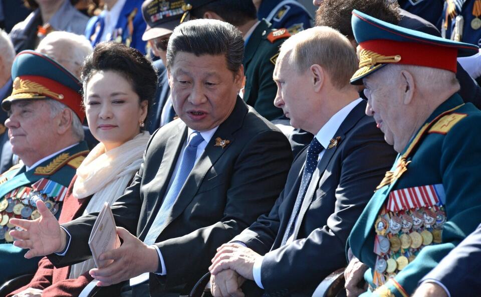  Xi z pierwszą damą podczas parady z okazji Dnia Zwycięstwa w Moskwie 9 maja 2015 r. / autor: Wikipedia/CC PRZEZ 4.0