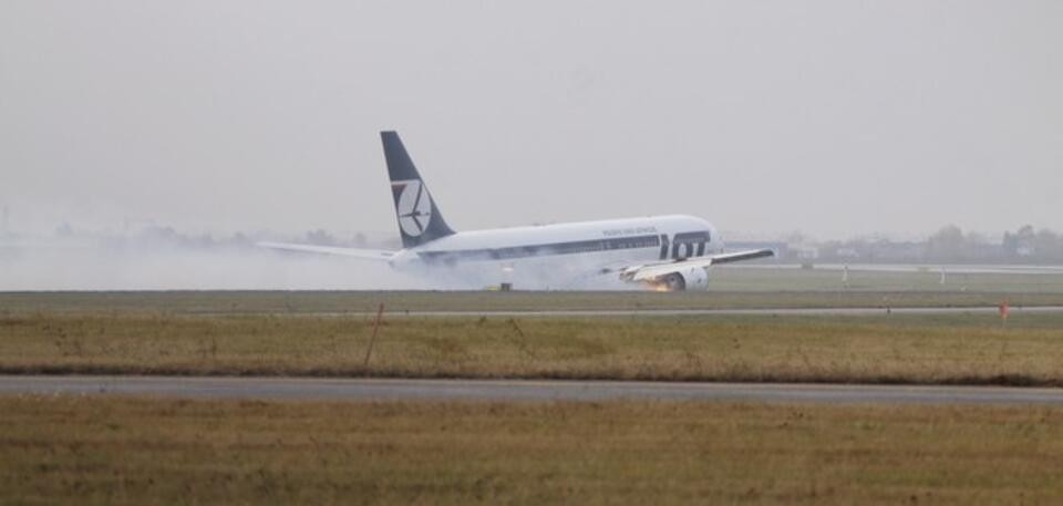 Awaryjne lądowanie Boeinga 767 na Okęciu 1 listopada. Fot. PAP