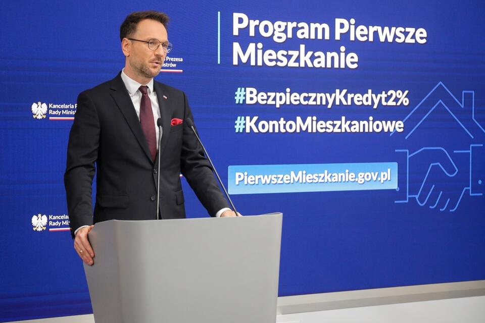 Minister rozwoju i technologii Waldemar Buda podczas konferencji prasowej w siedzibie KPRM w Warszawie / autor: PAP/Albert Zawada