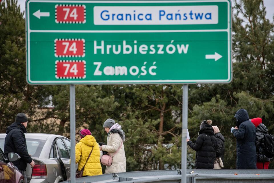 Uchodźcy na polsko-ukraińskim przejściu granicznym w Zosinie, 6 bm. Trwa inwazja Rosji w Ukrainę  / autor: PAP/Wojtek Jargiło