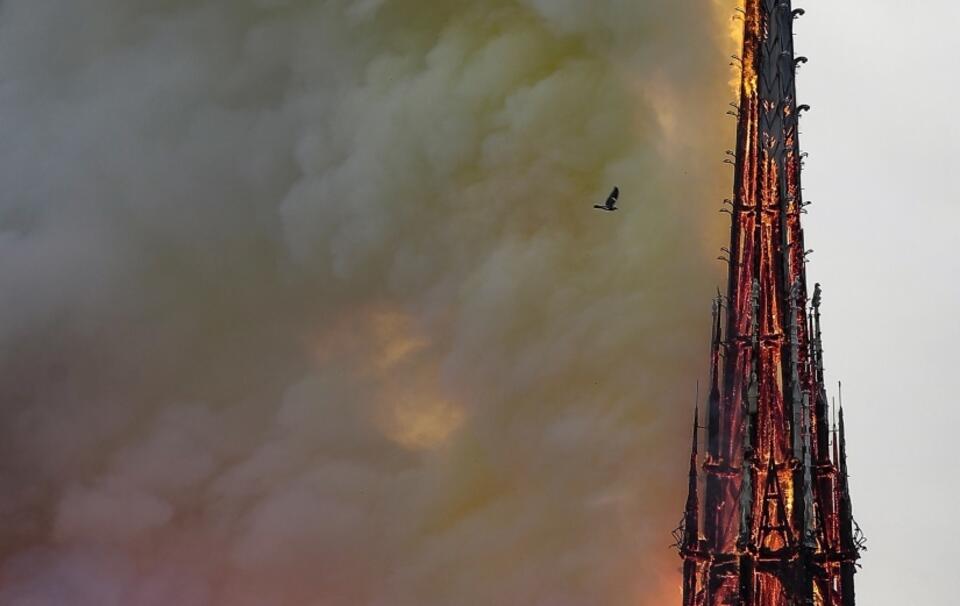 Płonąca iglicy katedry Notre-Dame / autor: PAP/EPA