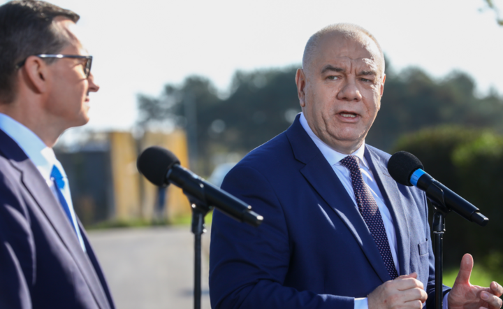 Premier Mateusz Morawiecki (L) i wicepremier, minister aktywów państwowych Jacek Sasin (P) / autor: PAP/Rafał Guz