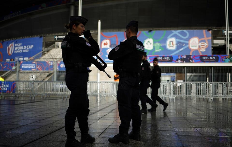 Francuska policja patroluje ulice Arras po tym jak islamista zadźgał nauczyciela / autor: PAP/EPA/YOAN VALAT