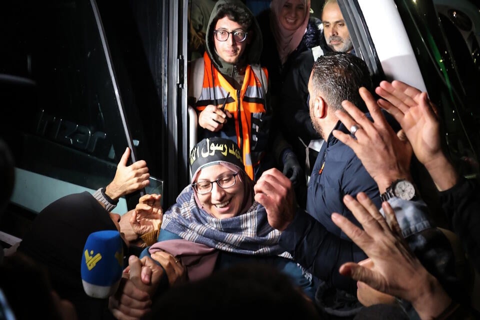 Palestyńscy więźniowie uwolnieni z izraelskiego więzienia wojskowego Ofer witani przez tłumy oczekujące na ich powrót w Beitonia, niedaleko Ramallah na Zachodnim Brzegu / autor: PAP/EPA/ALAA BADARNEH