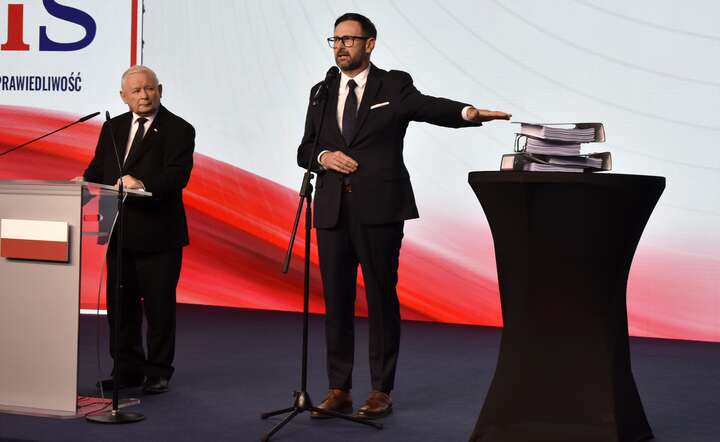 Prezes PiS Jarosław Kaczyński (L) i Daniel Obajtek (P) na wspólnej konferencji prasowej, 8 października 2025 r. / autor: Fratria /LS
