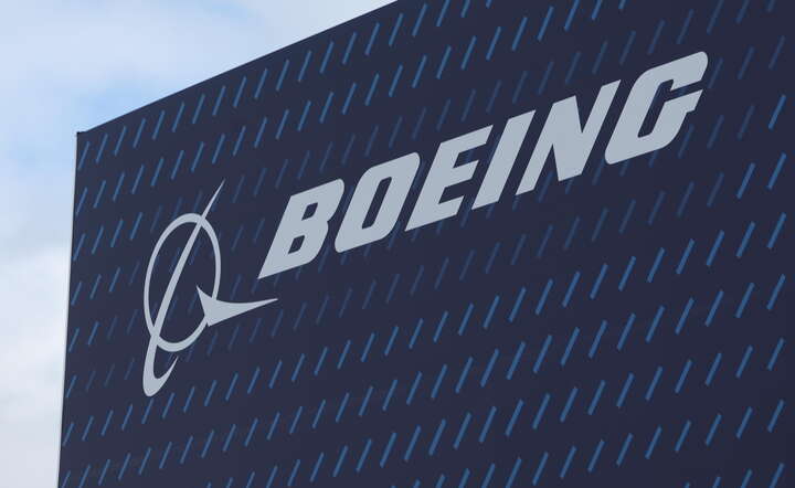 Logo koncernu Boeing na prestiżowym salonie lotniczym w Farnborough (Wielka Brytania) / autor: PAP/EPA/NEIL HALL