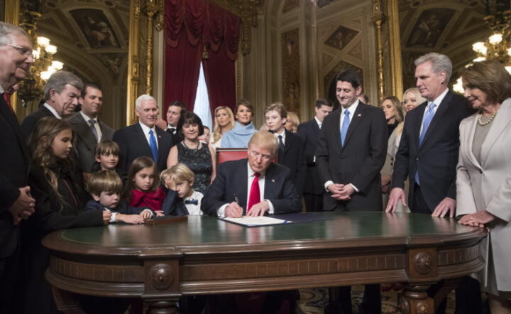 Donald Trump podpisuje nominacje do jego rządu, fot. PAP/EPA/J. Scott Applewhite