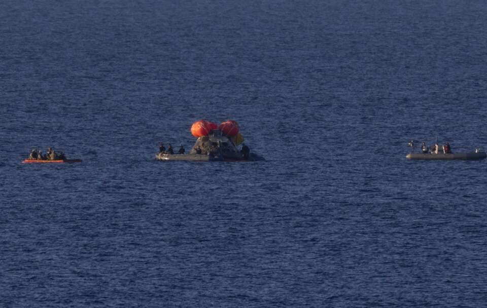 Statek Orion z astronautami już na Ziemi! Bezpiecznie wodował