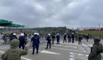 Migranci przekroczyli przejście w Kuźnicy po stronie Białorusi [wideo]