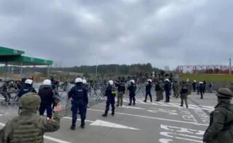 Migranci przekroczyli przejście w Kuźnicy po stronie Białorusi [wideo]