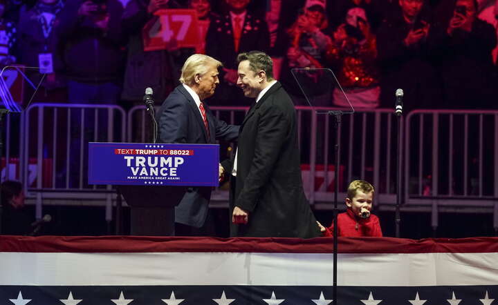 Daonald Trump (L) i Elon Musk (P) na niedzielnym wiecu zwolenników w Waszyngtonie / autor: PAP/EPA/WILL OLIVER