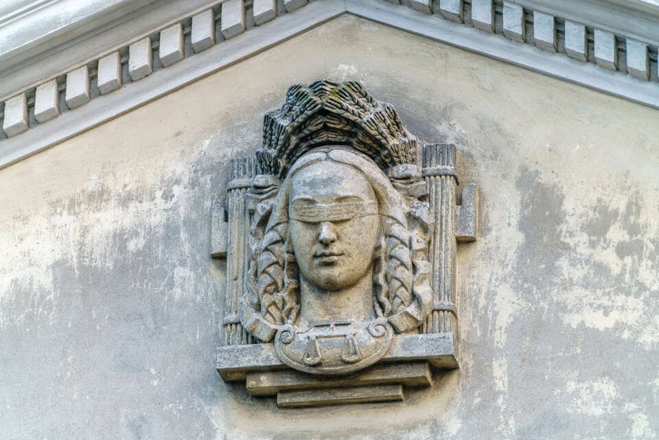 Rzeźba Temidy (bogini sprawiedliwości) na ścianie budynku / autor: Fratria