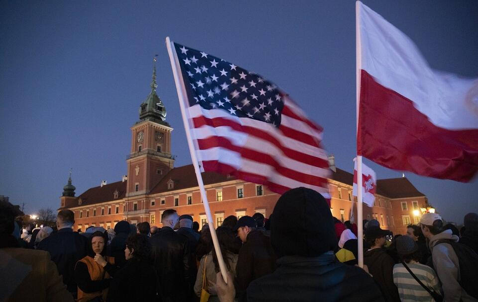 Flagi Polski i USA. Zdjęcie z wizyty prezydenta Stanów Zjednoczonych Joe Bidena w Polsce / autor: Fratria