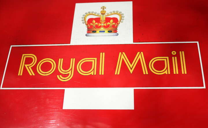 Logo brytyjskiej poczty Royal Mail / autor: PAP/EPA/NEIL HALL 