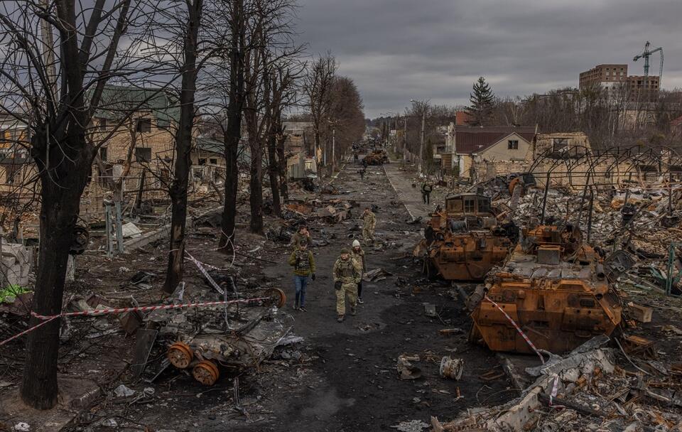 Zniszczenia w Buczy, gdzie Rosjanie dokonali ludobójstwa / autor: PAP/EPA/ROMAN PILIPEY