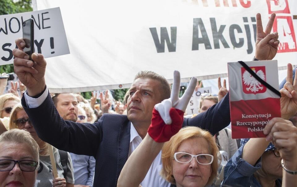 Poseł PO Bartosz Arłukowicz podczas protestu przed Sądem Najwyższym / autor: Fratria