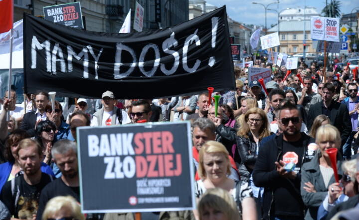 Ogólnopolska manifestacja tzw. frankowiczów - osób poszkodowanych przez banki na ulicach Warszawy, fot. PAP/Jacek Turczyk (3)