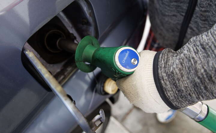 Ceny paliw wkrótce pójdą w górę jeszcze o dwadzieścia kilka groszy / autor: PAP/EPA/TOLGA AKMEN