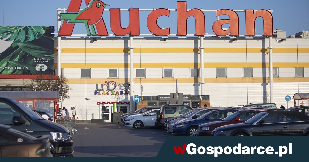 Auchan tak wychodzi z Polski, że… zostaje