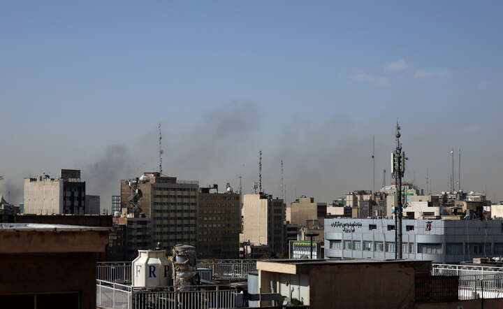 Dymy nad centrum Teheranu po rakietowym ataku Izraela / autor: PAP/EPA/ABEDIN TAHERKENAREH