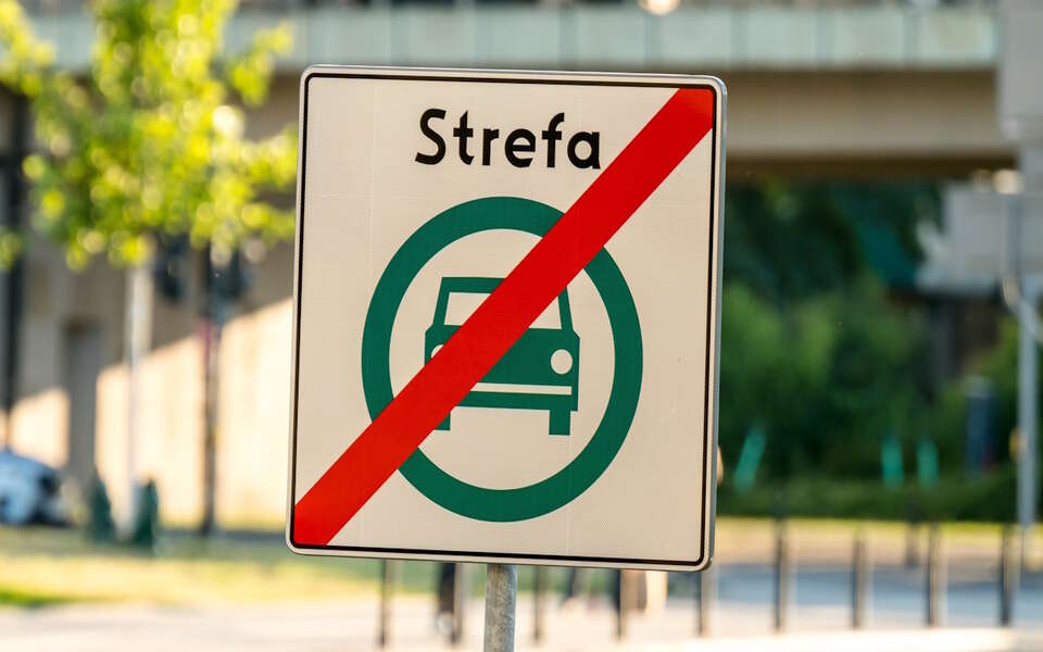 Strefa Czystego Transportu w Warszawie. Od nowego roku wchodzą kolejne zmiany. Dotyczą samochodów benzynowych i z silnikiem diesla. Na zdjęciu tabliczka informująca o strefie / autor: Fratria