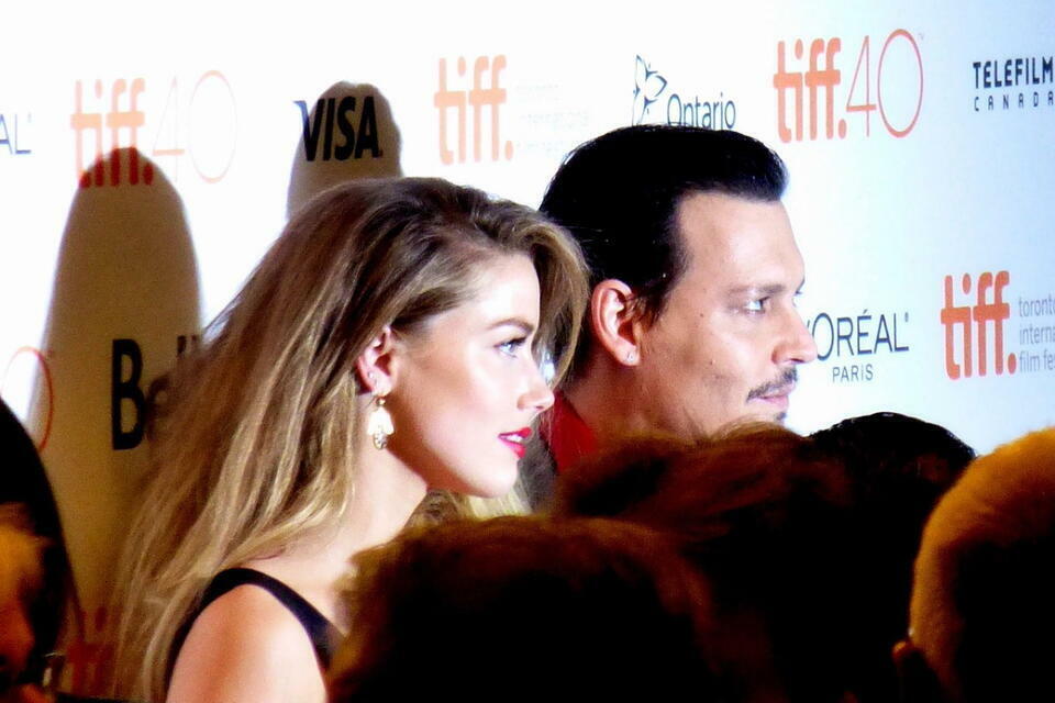 Amber Heard i Johnny Depp podczas premiery Black Mass / autor: Wikimedia Commons
