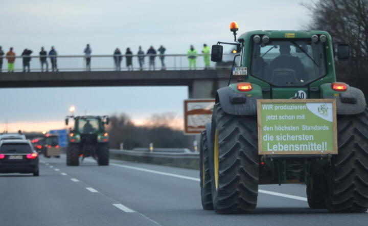 Traktory protestujących na pasie autostrady A65 koło Naustadt / autor: PAP/EPA/RONALD WITTEK