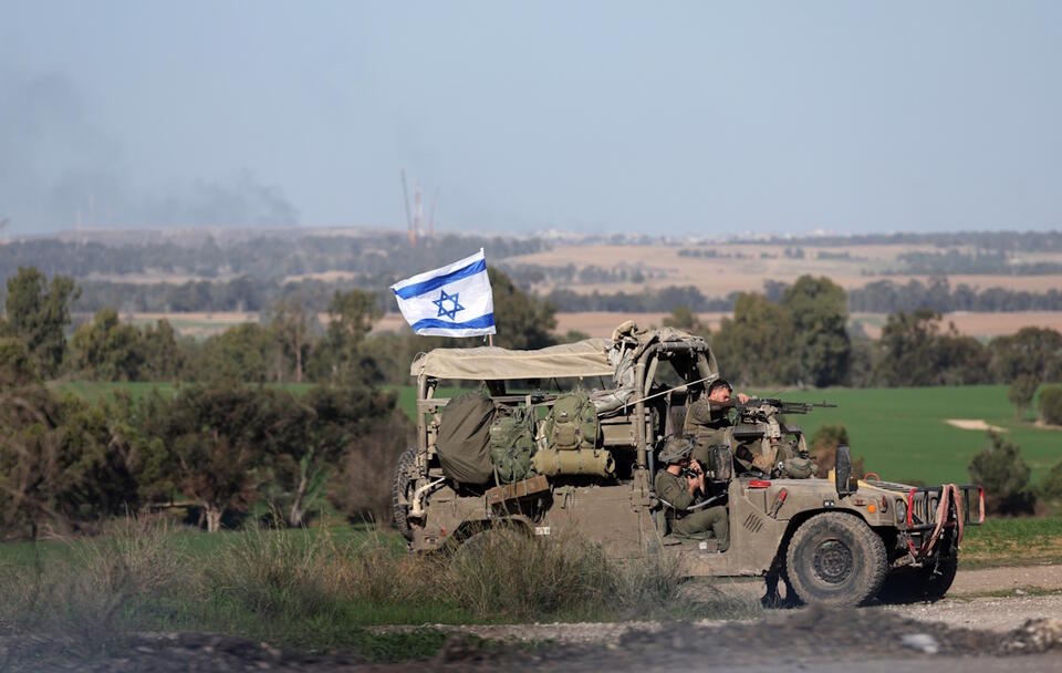 izraelski patrol kontroluje granicę Strefy Gazy / autor: PAP/EPA/ATEF SAFADI