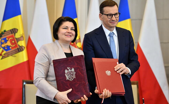 Premier Mateusz Morawiecki (P) i premier Republiki Mołdawii Natalia Gavrilita (L)  / autor: PAP/Radek Pietruszka