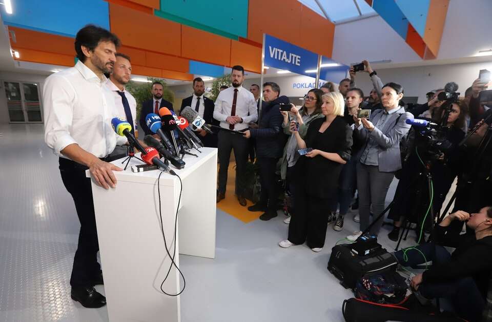 minister obrony Słowacji Robert Kaliniak i Matusz Szutaj Esztok, minister spraw wewnętrznych, w szpitalu w Bańskiej Bystrzycy / autor: PAP/EPA/STR