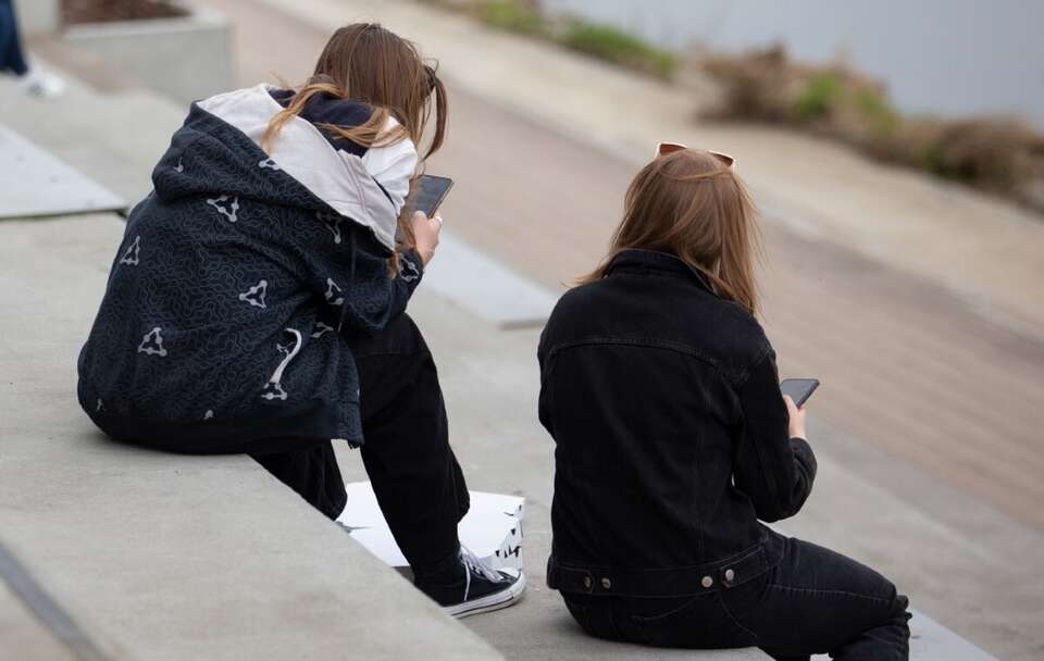 Młodzież z telefonami na Bulwarach Wiślanych / autor: Fratria