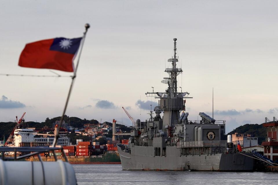 Fregata klasy Chi Yang Ning Yang (FFG-938) należąca do tajwańskiej marynarki wojennej zakotwiczona w porcie w mieście Keelung / autor: PAP/EPA