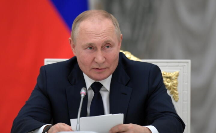 Prezydent Rosji Władimir Putin na spotkaniu z członkami Dumy, 7 lipca 2022 / autor: PAP/EPA/ALEXEI NIKOLSKY/SPUTNIK/KREMLIN POOL