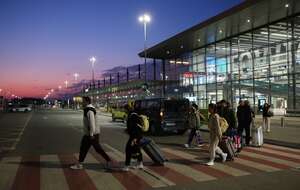 Samolot linii Enter Air zabrał do Polski klientów biura podróży Itaka, którzy spędzali wakacje w Omanie  / autor: PAP/Art Service