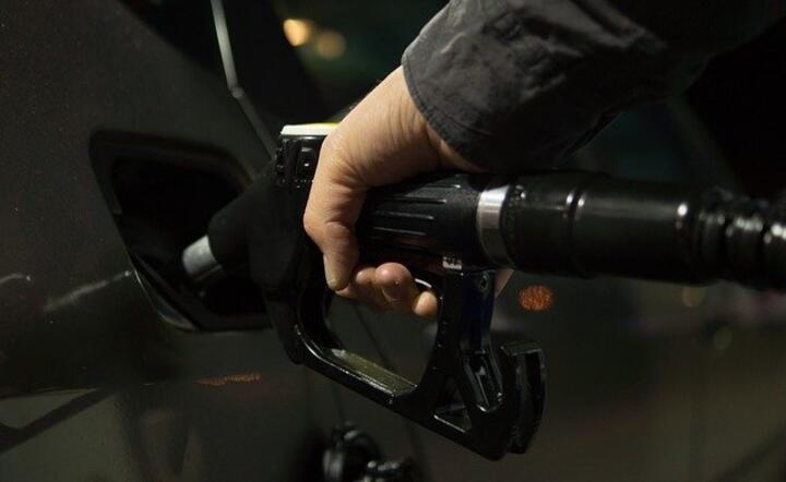 Ceny na stacjach paliw spadają i będą spadać dalej