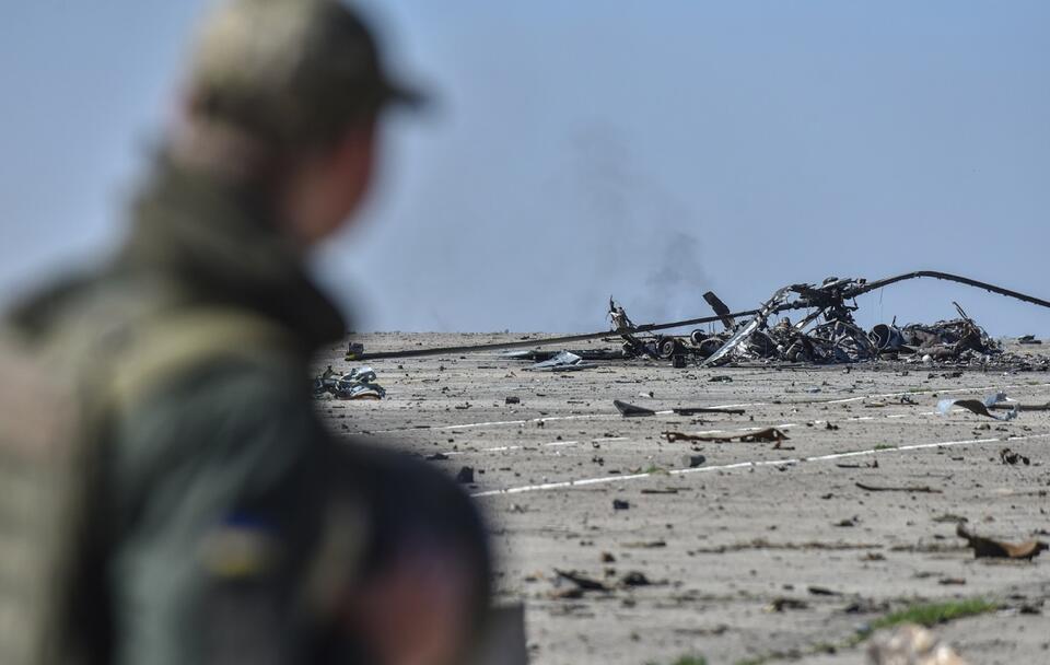 Strącony rosyjski helikopter w Hostomlu / autor: PAP/EPA/OLEG PETRASYUK