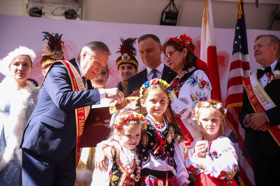 Prezydent RP Andrzej Duda (C) i minister kultury Piotr Gliński (L) otworzyli 86. Paradę Pułaskiego w Nowym Jorku. / autor: PAP/Leszek Szymański