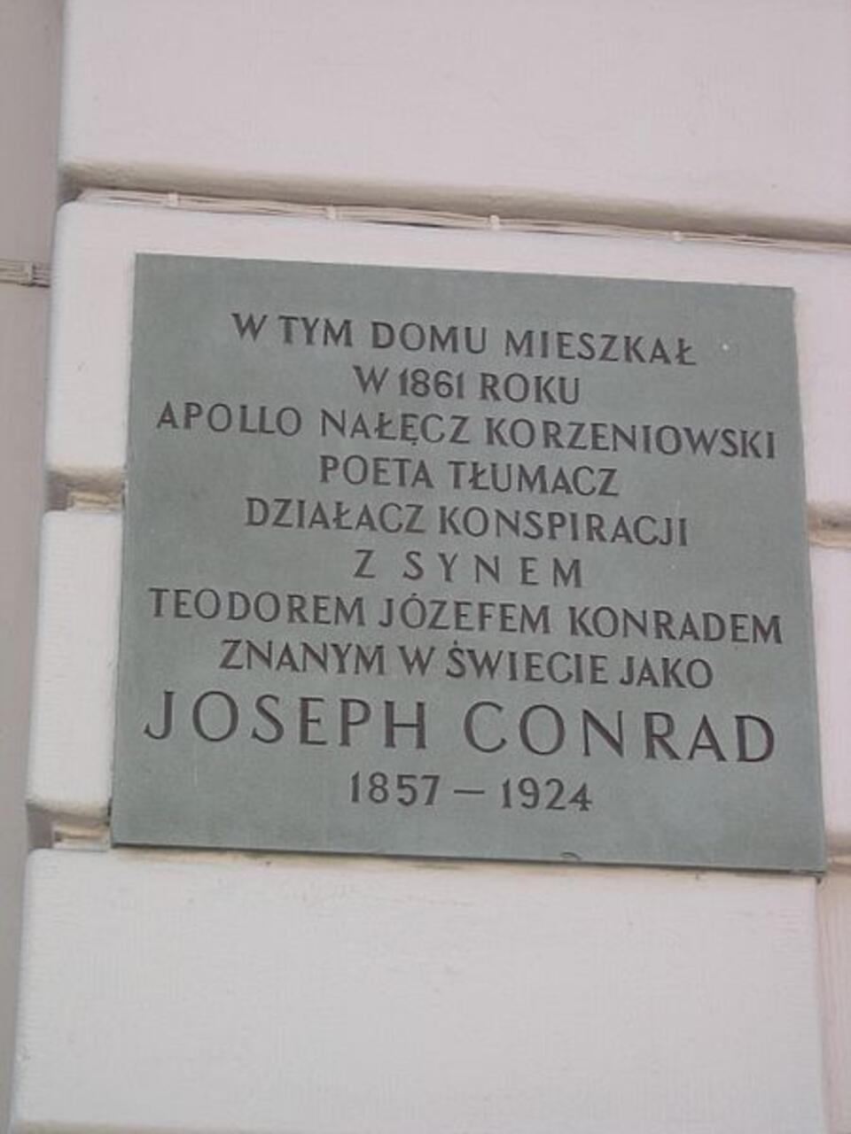 Warszawska tablica ku czci pisarza. Fot. Wikipedia