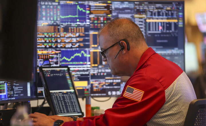 Maklerzy na parkiecie giełdy nowojorskiej NYSE przy Wall Street, 24 lipca 2026 / autor: PAP/EPA/SARAH YENESEL