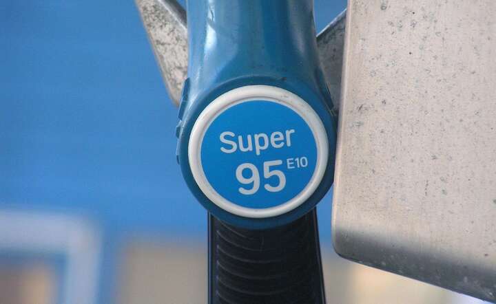 Obecna na rynku od roku benzyna E10 nie zyskała u kierowców rewelacyjnych not / autor: Pixabay