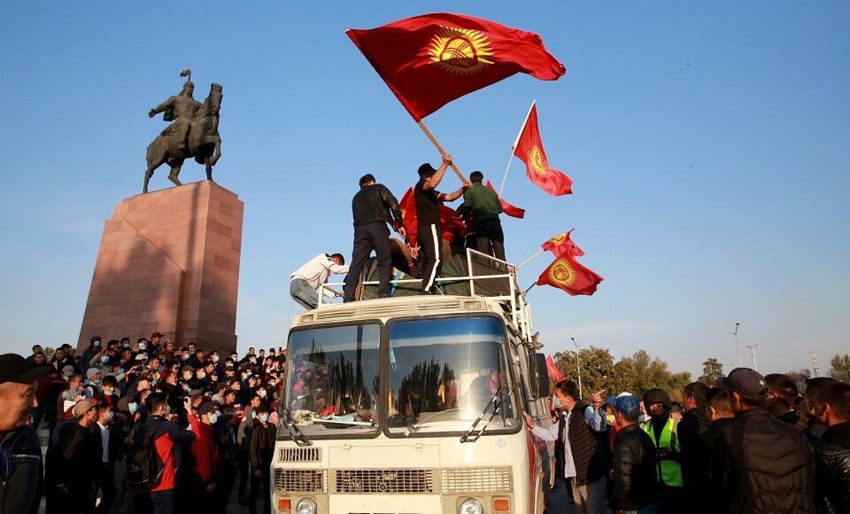 Protesty w Biszkeku (Kirgistan) przeciwko wynikom wyborów / autor: PAP/EPA