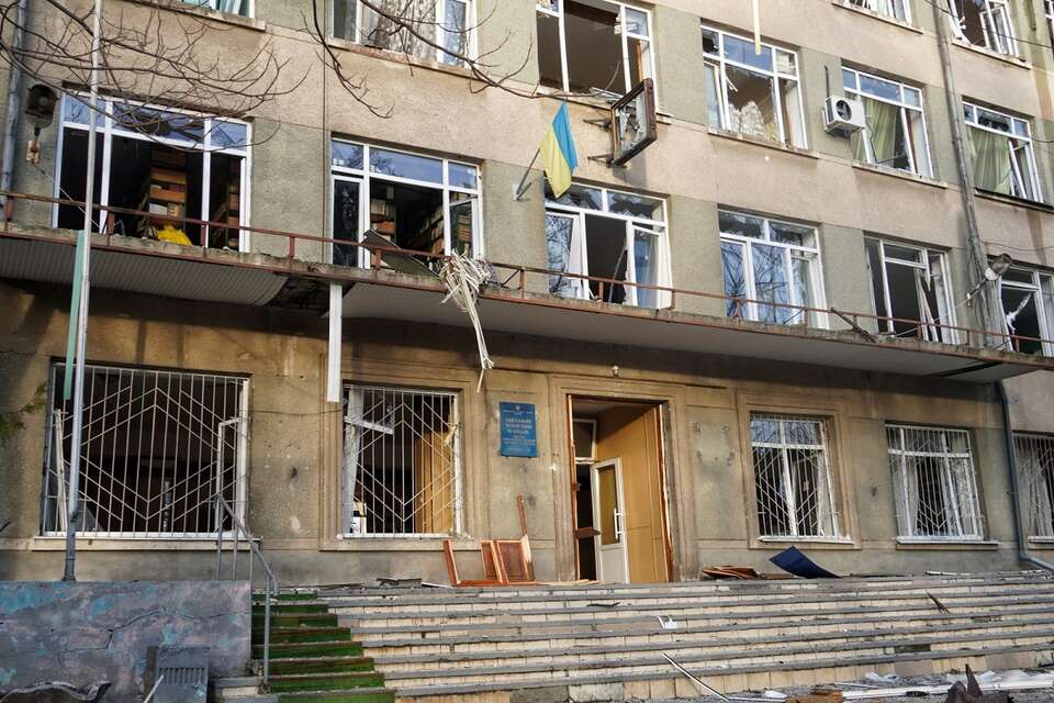 Zniszczenia po poprzednim ataku rosyjskich dronów w Odessie / autor: PAP/Alena Solomonova